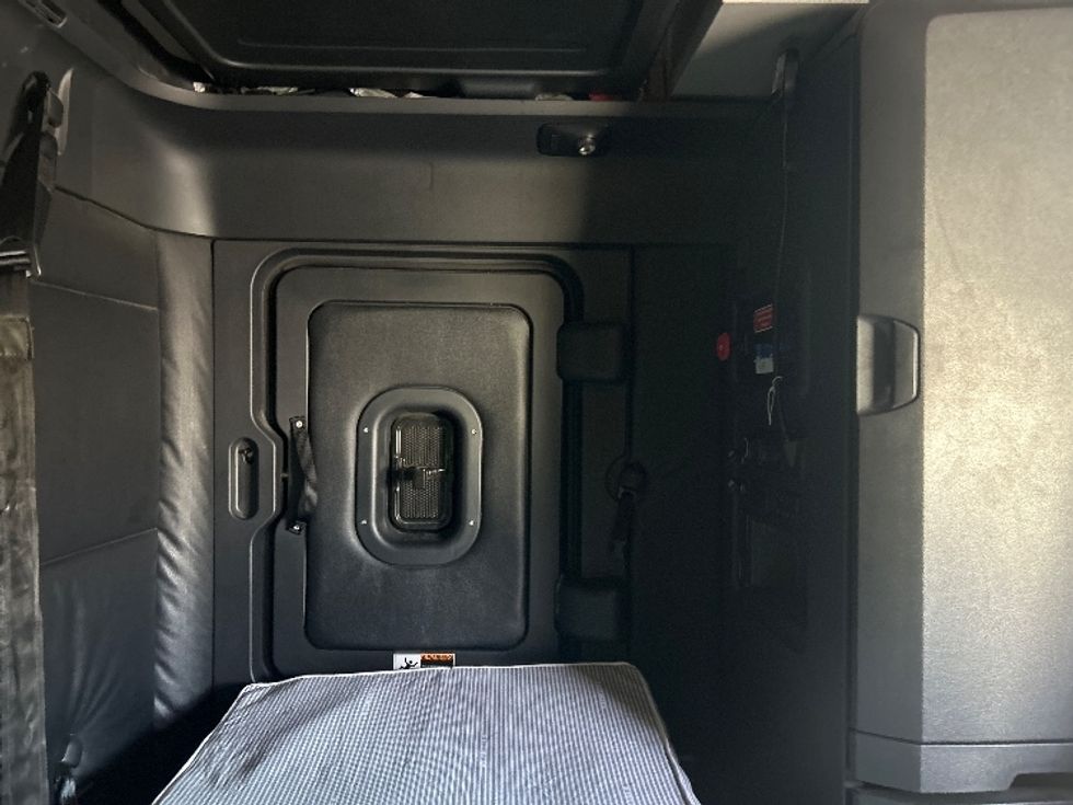 Sleeper Tractor-Heavy Duty Tractors-Freightliner-2023-T12664ST-Stockton-CA-715,680\n\t\tmiles-$ 57,250 - Image 18