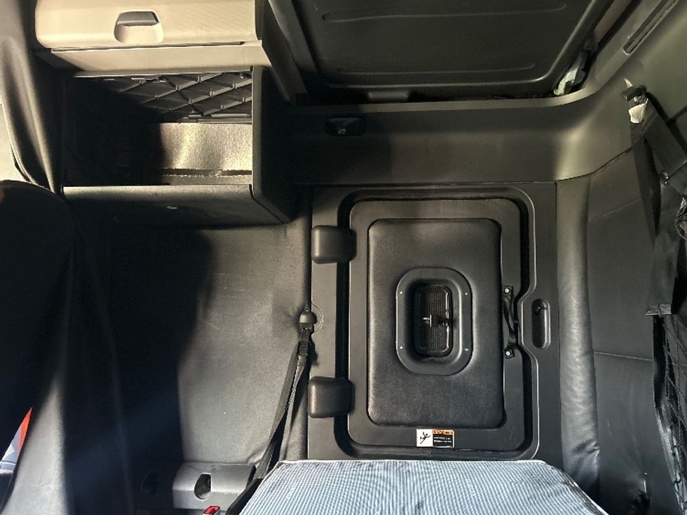 Sleeper Tractor-Heavy Duty Tractors-Freightliner-2023-T12664ST-Stockton-CA-715,680\n\t\tmiles-$ 57,250 - Image 19