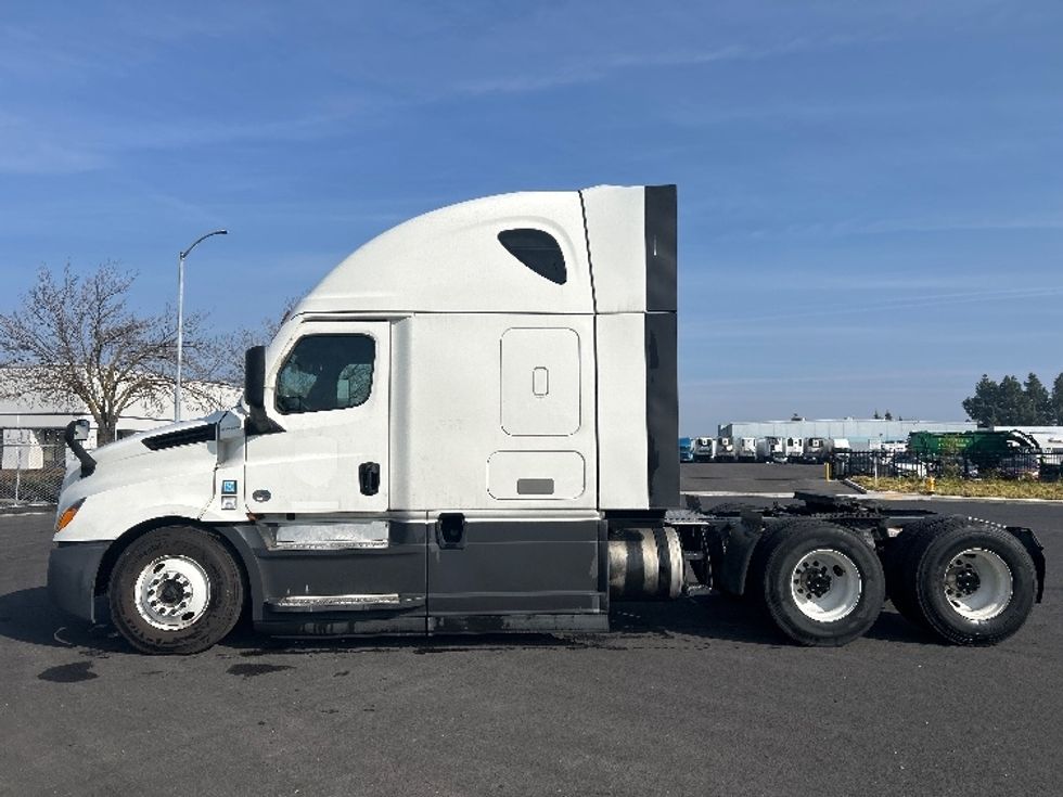 Sleeper Tractor-Heavy Duty Tractors-Freightliner-2023-T12664ST-Stockton-CA-715,680\n\t\tmiles-$ 57,250 - Image 4