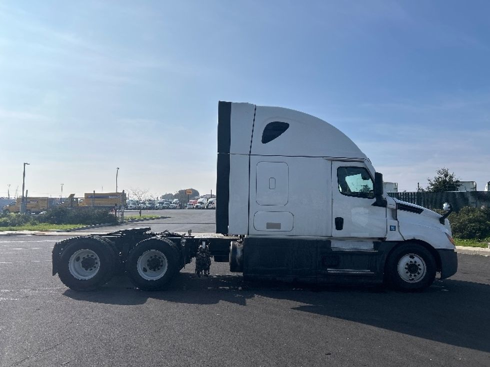 Sleeper Tractor-Heavy Duty Tractors-Freightliner-2023-T12664ST-Stockton-CA-715,680\n\t\tmiles-$ 57,250 - Image 8