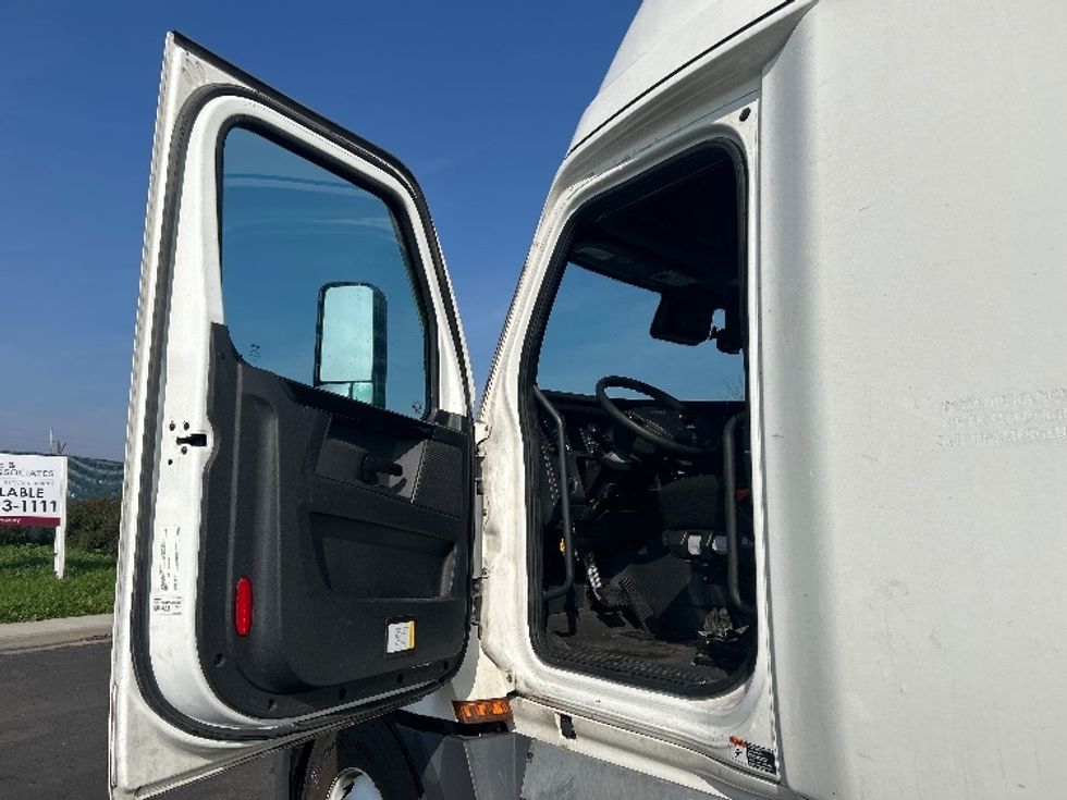 Sleeper Tractor-Heavy Duty Tractors-Freightliner-2023-T12664ST-Stockton-CA-715,680\n\t\tmiles-$ 57,250 - Image 9