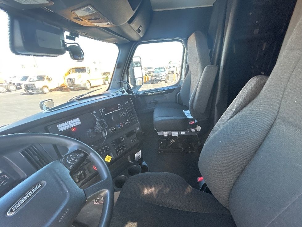 Sleeper Tractor-Heavy Duty Tractors-Freightliner-2023-T12664ST-Stockton-CA-720,408\n\t\tmiles-$ 56,500 - Image 10
