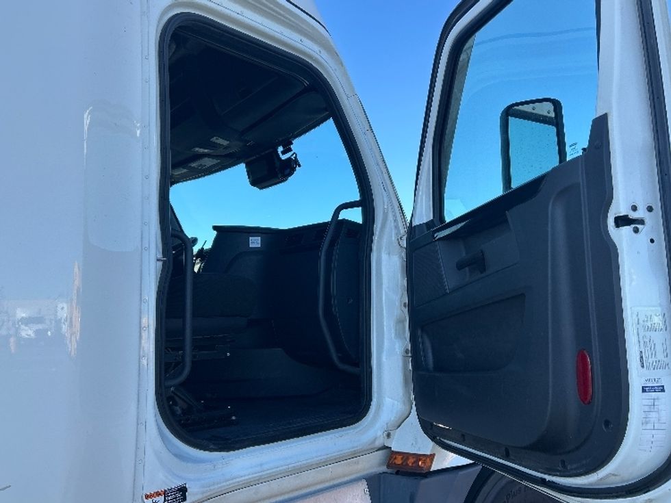 Sleeper Tractor-Heavy Duty Tractors-Freightliner-2023-T12664ST-Stockton-CA-720,408\n\t\tmiles-$ 56,500 - Image 13