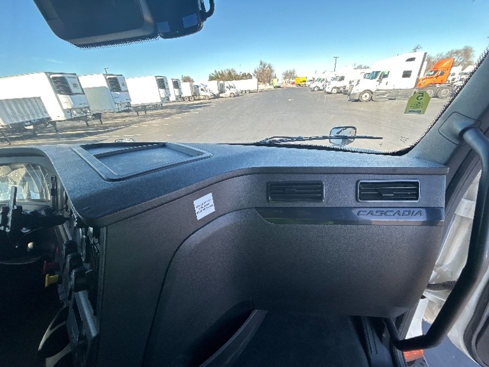 Sleeper Tractor-Heavy Duty Tractors-Freightliner-2023-T12664ST-Stockton-CA-720,408\n\t\tmiles-$ 56,500 - Image 14