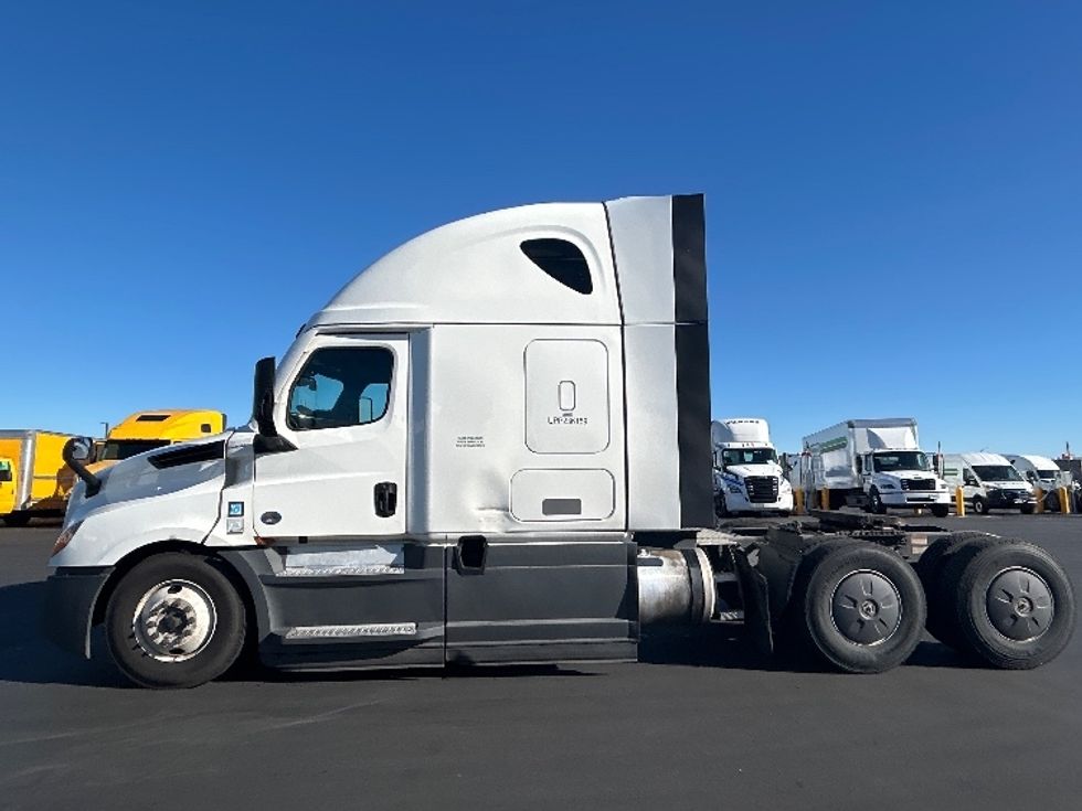 Sleeper Tractor-Heavy Duty Tractors-Freightliner-2023-T12664ST-Stockton-CA-720,408\n\t\tmiles-$ 56,500 - Image 4