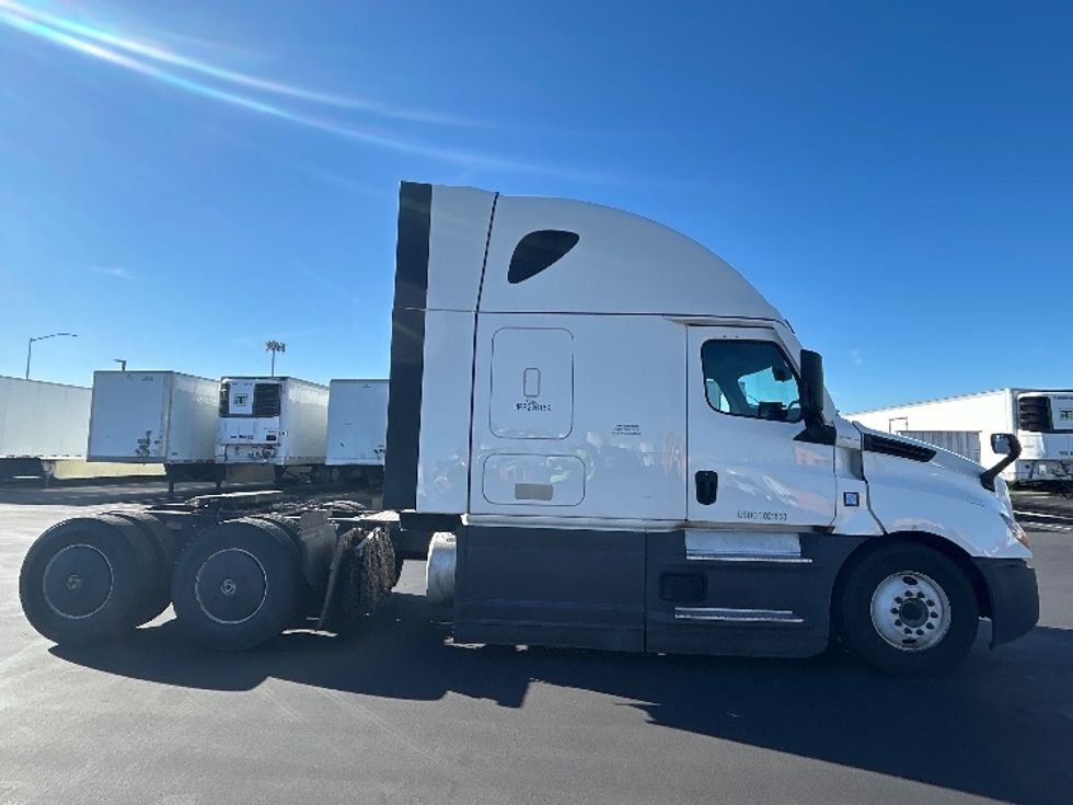 Sleeper Tractor-Heavy Duty Tractors-Freightliner-2023-T12664ST-Stockton-CA-720,408\n\t\tmiles-$ 56,500 - Image 8
