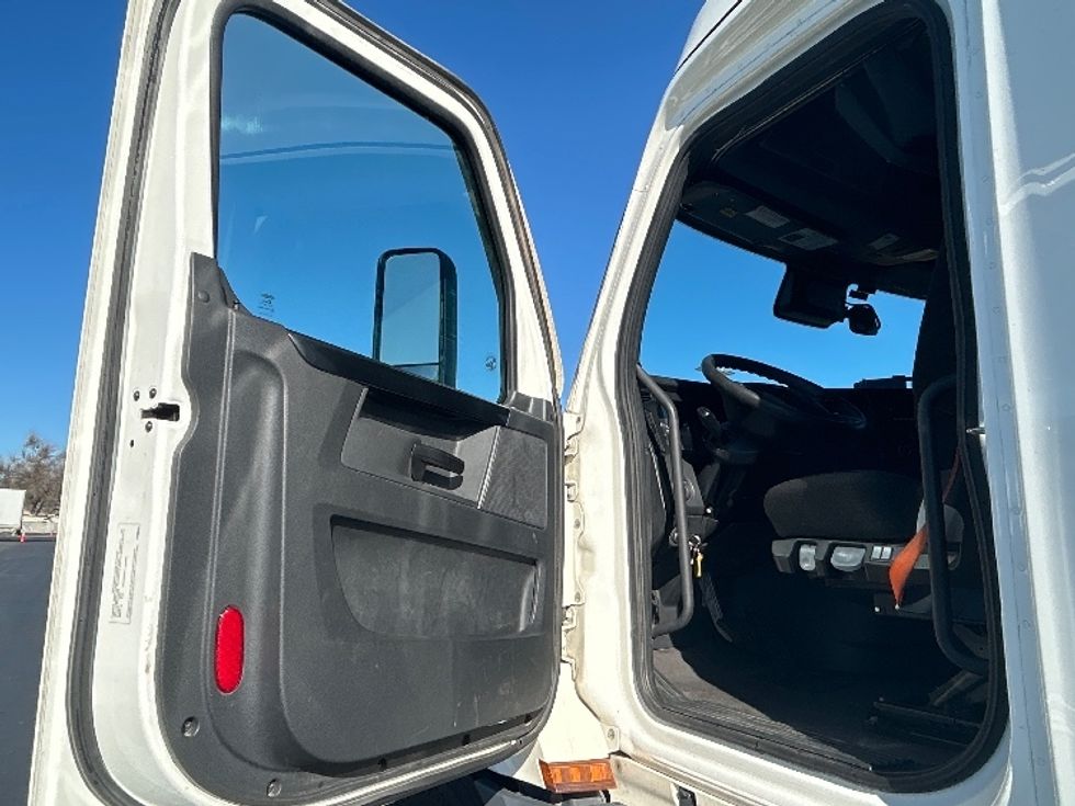 Sleeper Tractor-Heavy Duty Tractors-Freightliner-2023-T12664ST-Stockton-CA-720,408\n\t\tmiles-$ 56,500 - Image 9