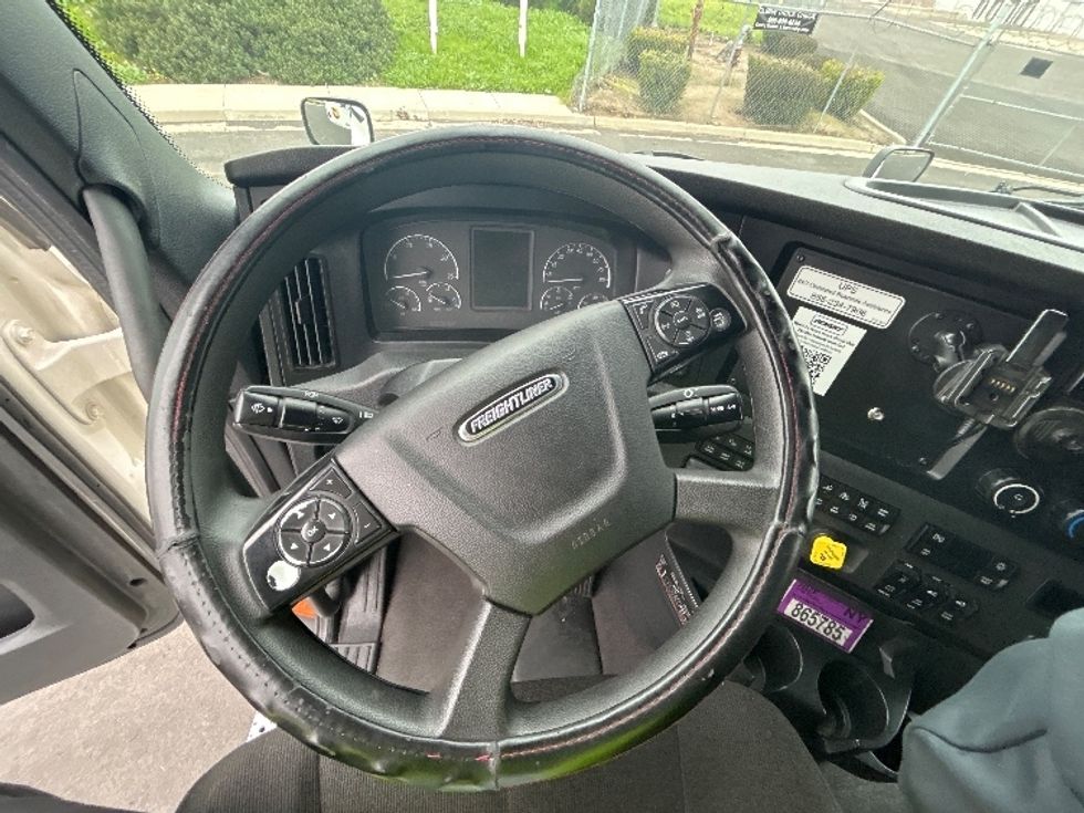 Sleeper Tractor-Heavy Duty Tractors-Freightliner-2023-T12664ST-Stockton-CA-732,815\n\t\tmiles-$ 55,250 - Image 10