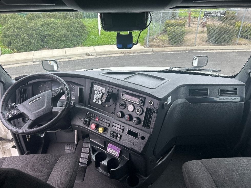 Sleeper Tractor-Heavy Duty Tractors-Freightliner-2023-T12664ST-Stockton-CA-732,815\n\t\tmiles-$ 55,250 - Image 11