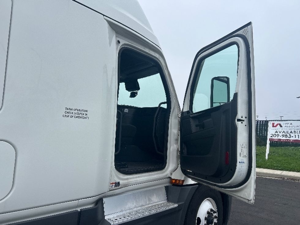 Sleeper Tractor-Heavy Duty Tractors-Freightliner-2023-T12664ST-Stockton-CA-732,815\n\t\tmiles-$ 55,250 - Image 12