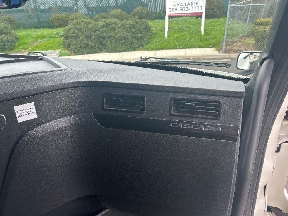 Sleeper Tractor-Heavy Duty Tractors-Freightliner-2023-T12664ST-Stockton-CA-732,815\n\t\tmiles-$ 55,250 - Image 13