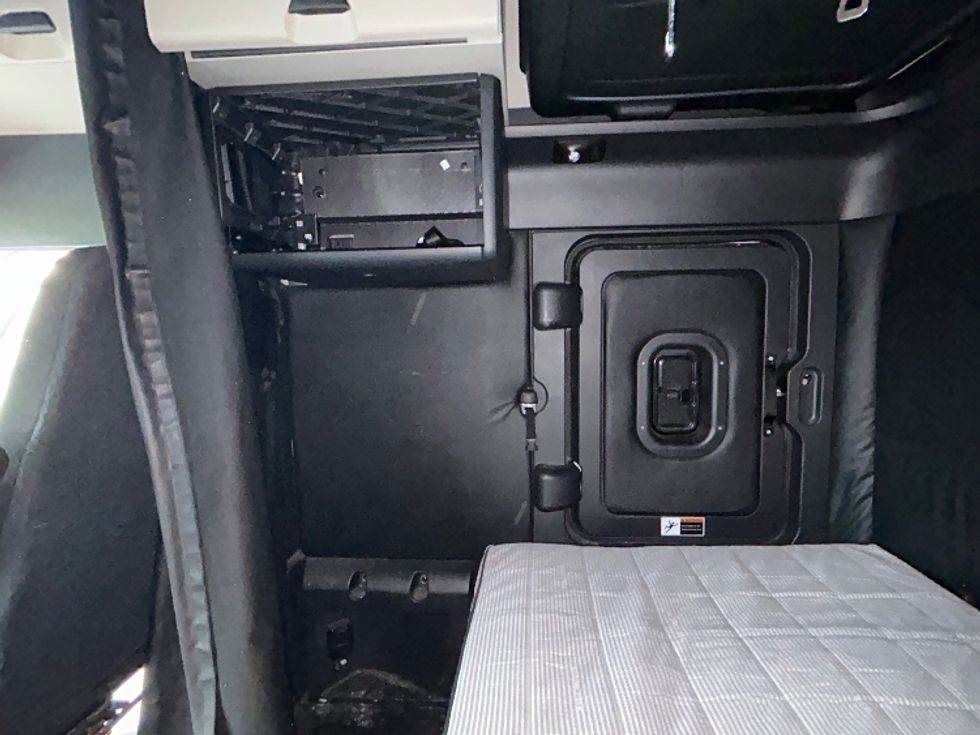 Sleeper Tractor-Heavy Duty Tractors-Freightliner-2023-T12664ST-Stockton-CA-732,815\n\t\tmiles-$ 55,250 - Image 19