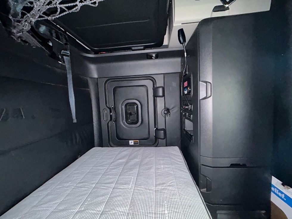 Sleeper Tractor-Heavy Duty Tractors-Freightliner-2023-T12664ST-Stockton-CA-732,815\n\t\tmiles-$ 55,250 - Image 20