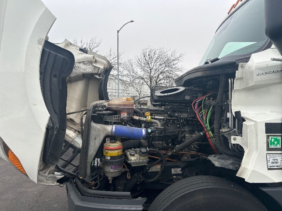 Sleeper Tractor-Heavy Duty Tractors-Freightliner-2023-T12664ST-Stockton-CA-732,815\n\t\tmiles-$ 55,250 - Image 21