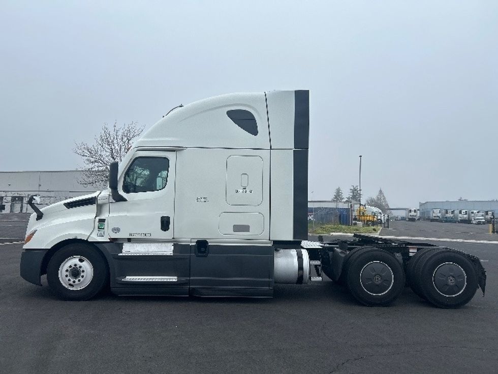Sleeper Tractor-Heavy Duty Tractors-Freightliner-2023-T12664ST-Stockton-CA-732,815\n\t\tmiles-$ 55,250 - Image 3
