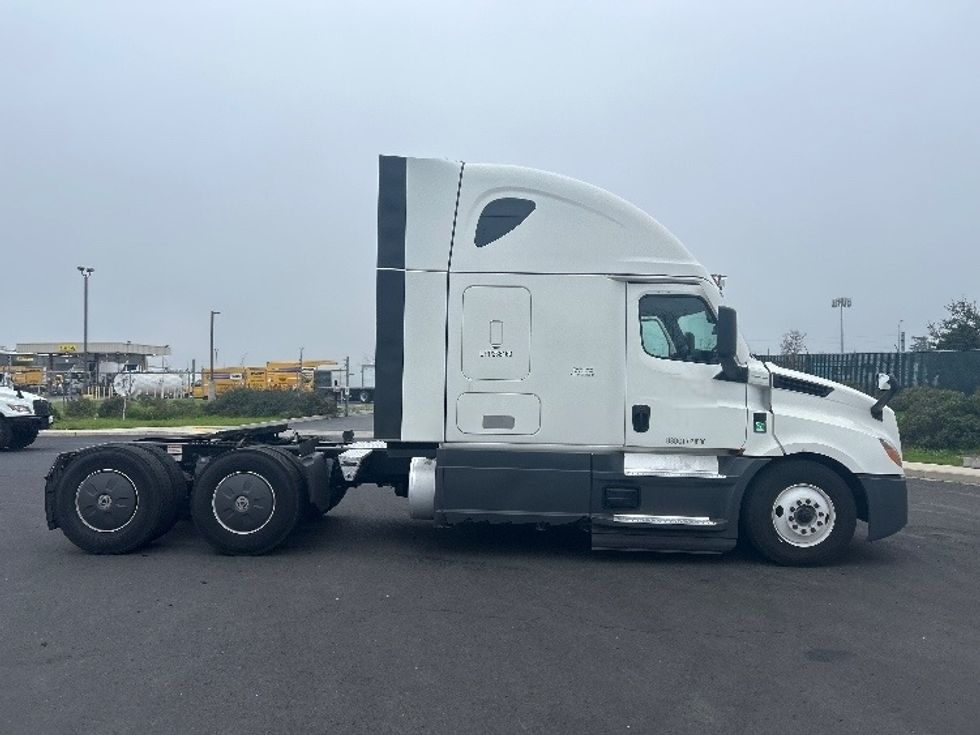 Sleeper Tractor-Heavy Duty Tractors-Freightliner-2023-T12664ST-Stockton-CA-732,815\n\t\tmiles-$ 55,250 - Image 7