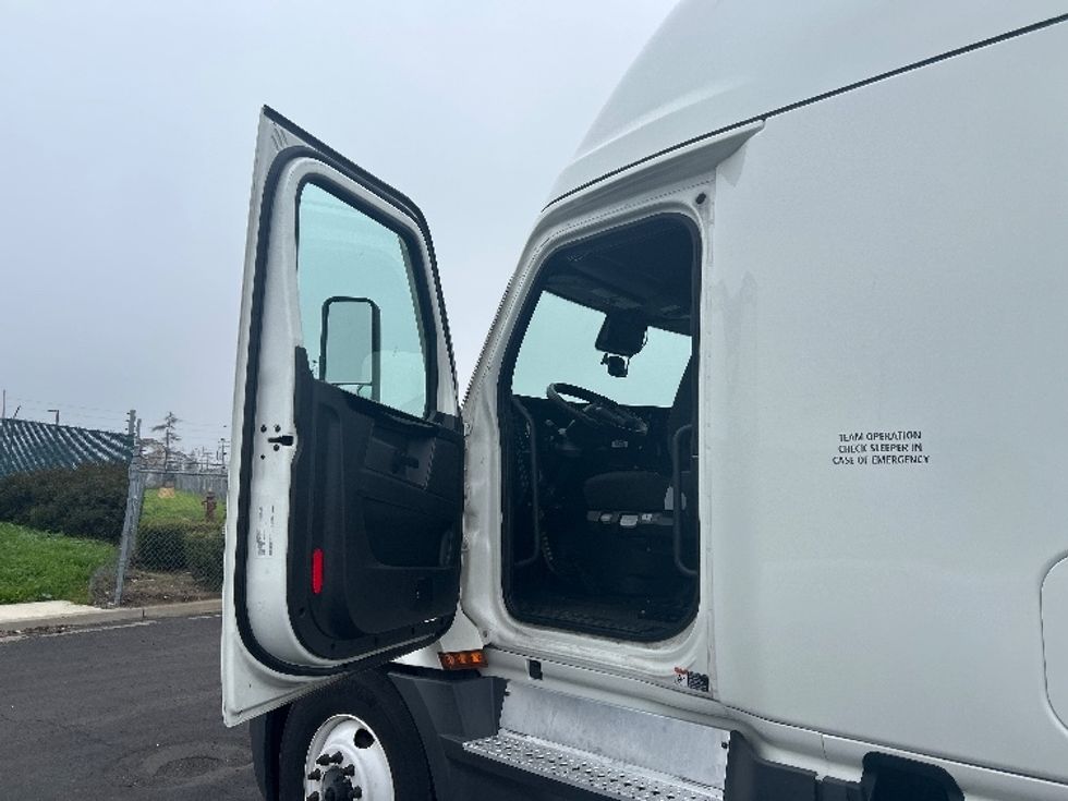 Sleeper Tractor-Heavy Duty Tractors-Freightliner-2023-T12664ST-Stockton-CA-732,815\n\t\tmiles-$ 55,250 - Image 8