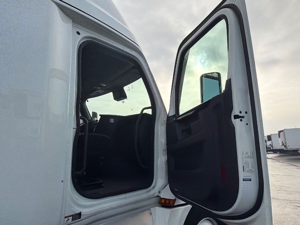 Sleeper Tractor-Heavy Duty Tractors-Freightliner-2023-T12664ST-Sturtevant-WI-311,858\n\t\tmiles-$ 88,750 - Image 13