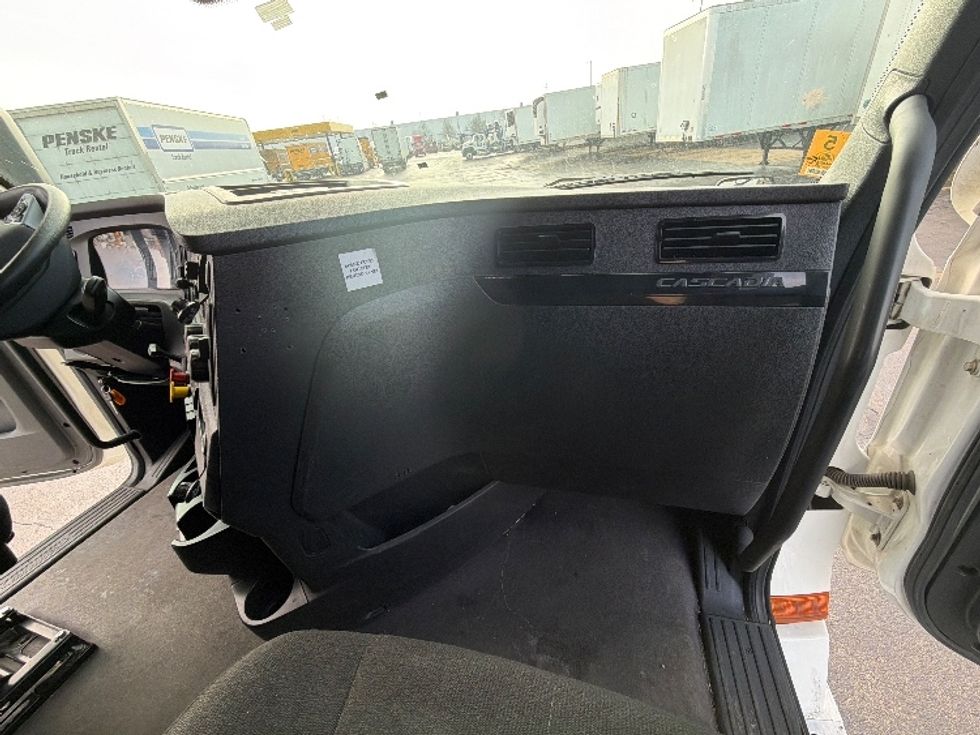 Sleeper Tractor-Heavy Duty Tractors-Freightliner-2023-T12664ST-Sturtevant-WI-311,858\n\t\tmiles-$ 88,750 - Image 14