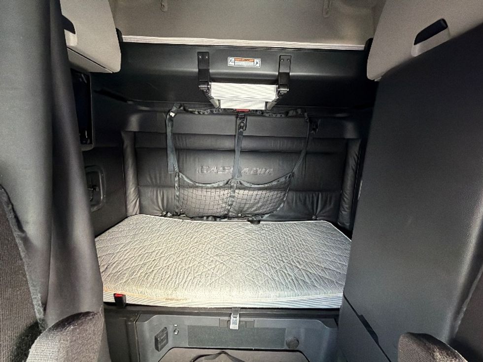 Sleeper Tractor-Heavy Duty Tractors-Freightliner-2023-T12664ST-Sturtevant-WI-311,858\n\t\tmiles-$ 88,750 - Image 16