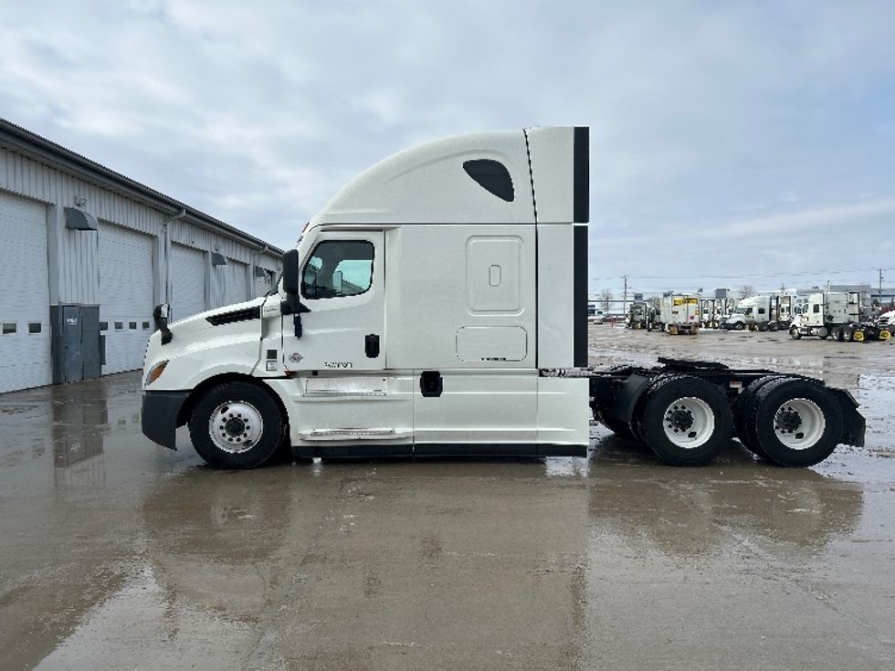 Sleeper Tractor-Heavy Duty Tractors-Freightliner-2023-T12664ST-Sturtevant-WI-311,858\n\t\tmiles-$ 88,750 - Image 4