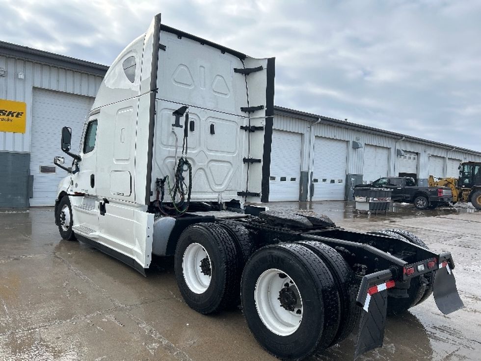 Sleeper Tractor-Heavy Duty Tractors-Freightliner-2023-T12664ST-Sturtevant-WI-311,858\n\t\tmiles-$ 88,750 - Image 5