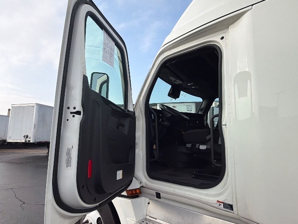 Sleeper Tractor-Heavy Duty Tractors-Freightliner-2023-T12664ST-Sturtevant-WI-311,858\n\t\tmiles-$ 88,750 - Image 9