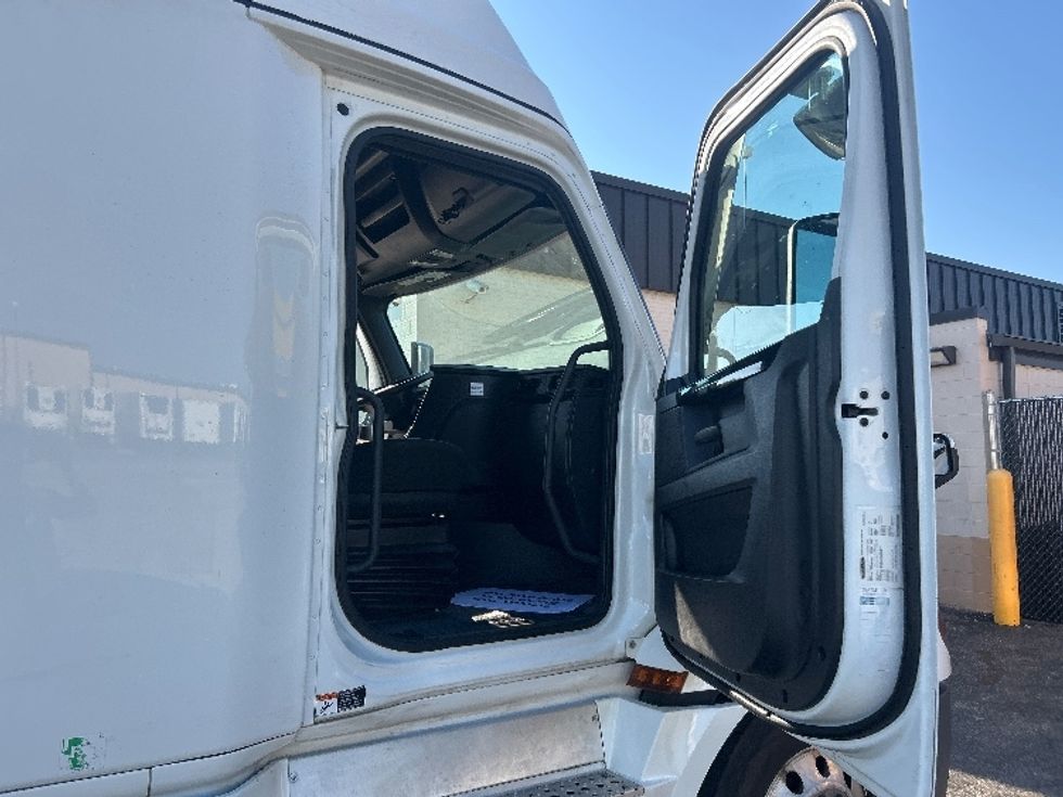 Sleeper Tractor-Heavy Duty Tractors-Freightliner-2023-T12664ST-Sturtevant-WI-474,917\n\t\tmiles-$ 83,000 - Image 13