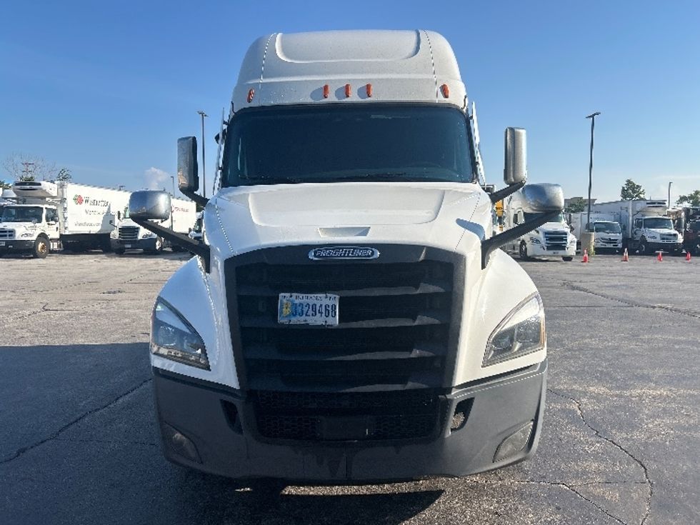 Sleeper Tractor-Heavy Duty Tractors-Freightliner-2023-T12664ST-Sturtevant-WI-474,917\n\t\tmiles-$ 83,000 - Image 2