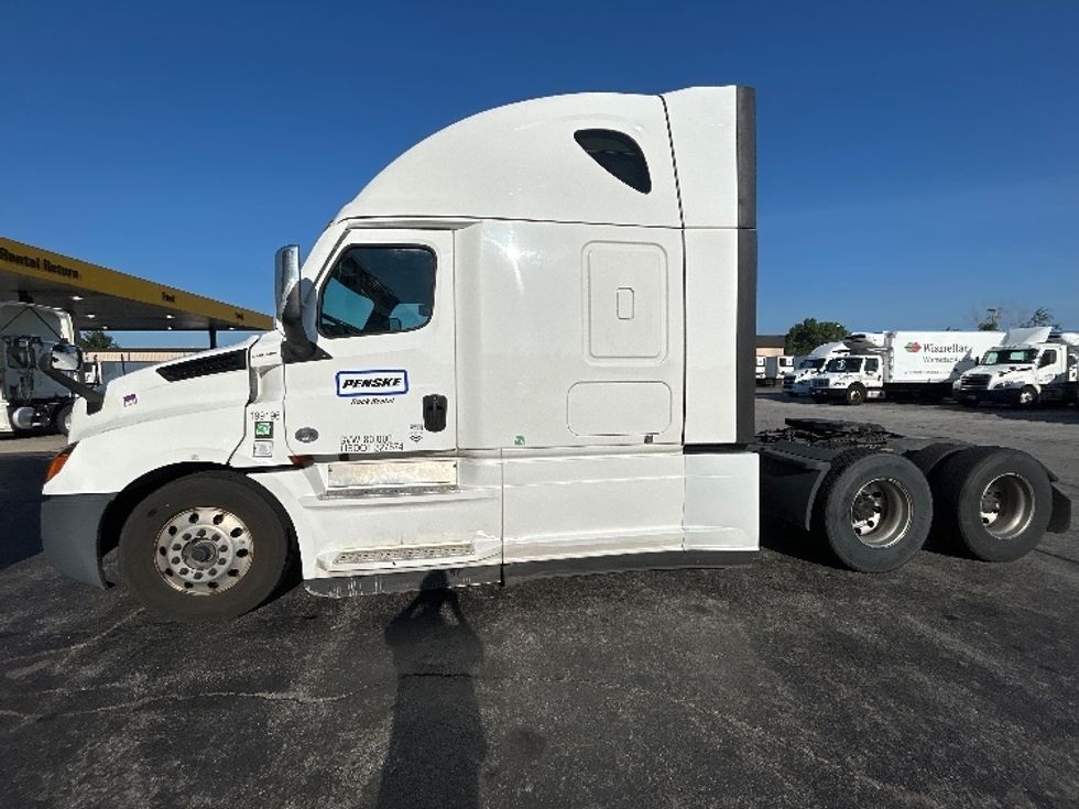 Sleeper Tractor-Heavy Duty Tractors-Freightliner-2023-T12664ST-Sturtevant-WI-474,917\n\t\tmiles-$ 83,000 - Image 4