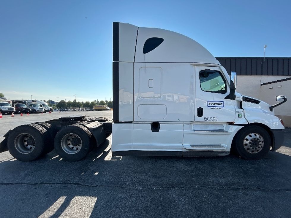 Sleeper Tractor-Heavy Duty Tractors-Freightliner-2023-T12664ST-Sturtevant-WI-474,917\n\t\tmiles-$ 83,000 - Image 8