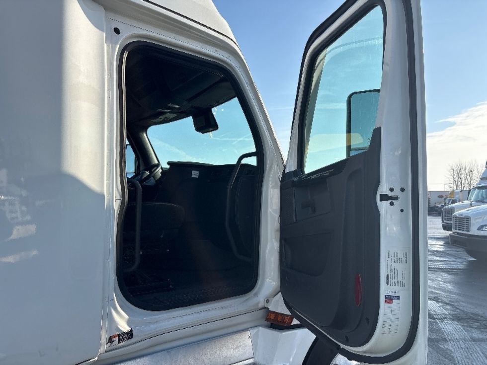 Sleeper Tractor-Heavy Duty Tractors-Freightliner-2023-T12664ST-Sturtevant-WI-576,387\n\t\tmiles-$ 65,000 - Image 13