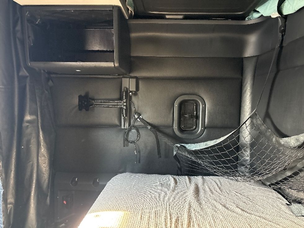 Sleeper Tractor-Heavy Duty Tractors-Freightliner-2023-T12664ST-Sturtevant-WI-576,387\n\t\tmiles-$ 65,000 - Image 19