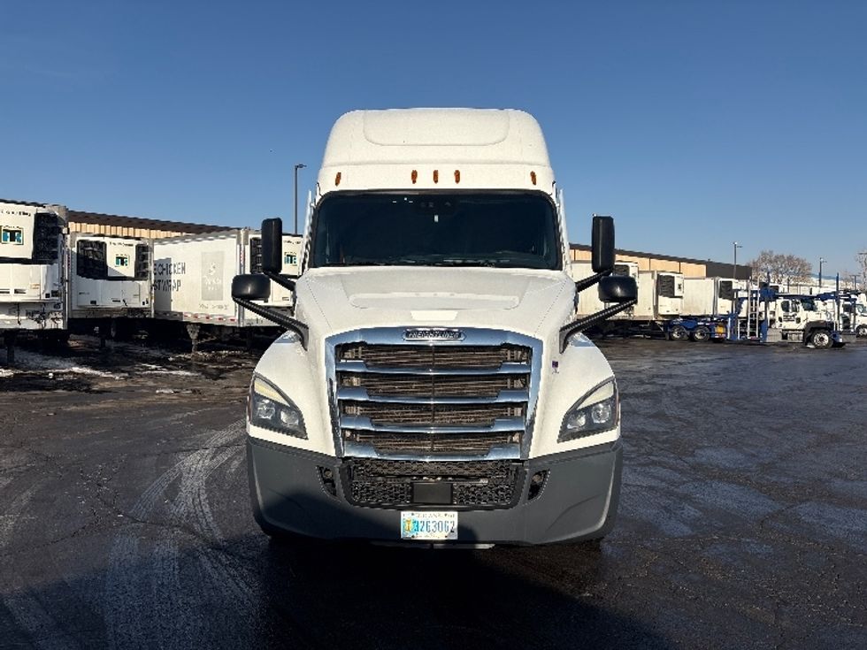 Sleeper Tractor-Heavy Duty Tractors-Freightliner-2023-T12664ST-Sturtevant-WI-576,387\n\t\tmiles-$ 65,000 - Image 2