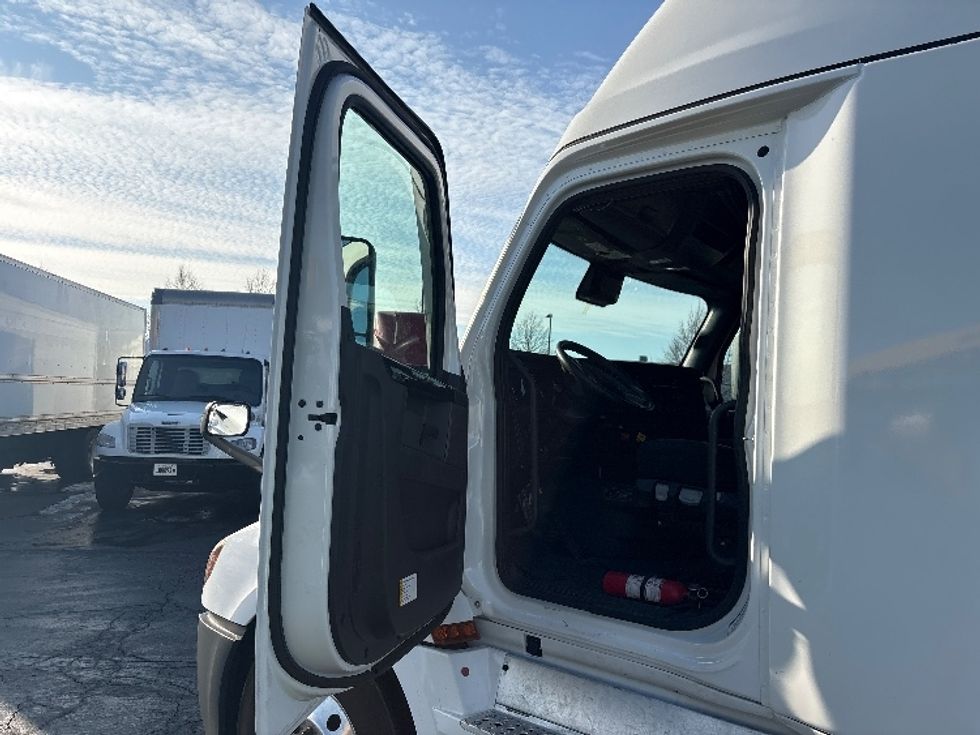 Sleeper Tractor-Heavy Duty Tractors-Freightliner-2023-T12664ST-Sturtevant-WI-576,387\n\t\tmiles-$ 65,000 - Image 9