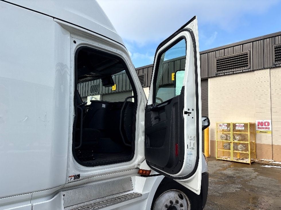 Sleeper Tractor-Heavy Duty Tractors-Freightliner-2023-T12664ST-Sturtevant-WI-588,359\n\t\tmiles-$ 62,500 - Image 13