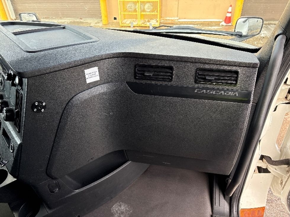 Sleeper Tractor-Heavy Duty Tractors-Freightliner-2023-T12664ST-Sturtevant-WI-588,359\n\t\tmiles-$ 62,500 - Image 14