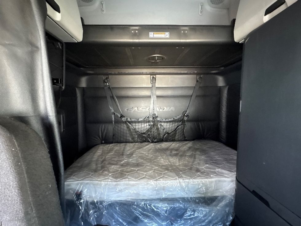 Sleeper Tractor-Heavy Duty Tractors-Freightliner-2023-T12664ST-Sturtevant-WI-588,359\n\t\tmiles-$ 62,500 - Image 16