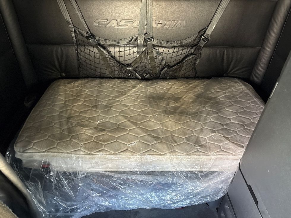 Sleeper Tractor-Heavy Duty Tractors-Freightliner-2023-T12664ST-Sturtevant-WI-588,359\n\t\tmiles-$ 62,500 - Image 17