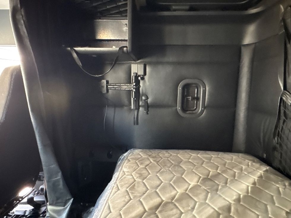 Sleeper Tractor-Heavy Duty Tractors-Freightliner-2023-T12664ST-Sturtevant-WI-588,359\n\t\tmiles-$ 62,500 - Image 19