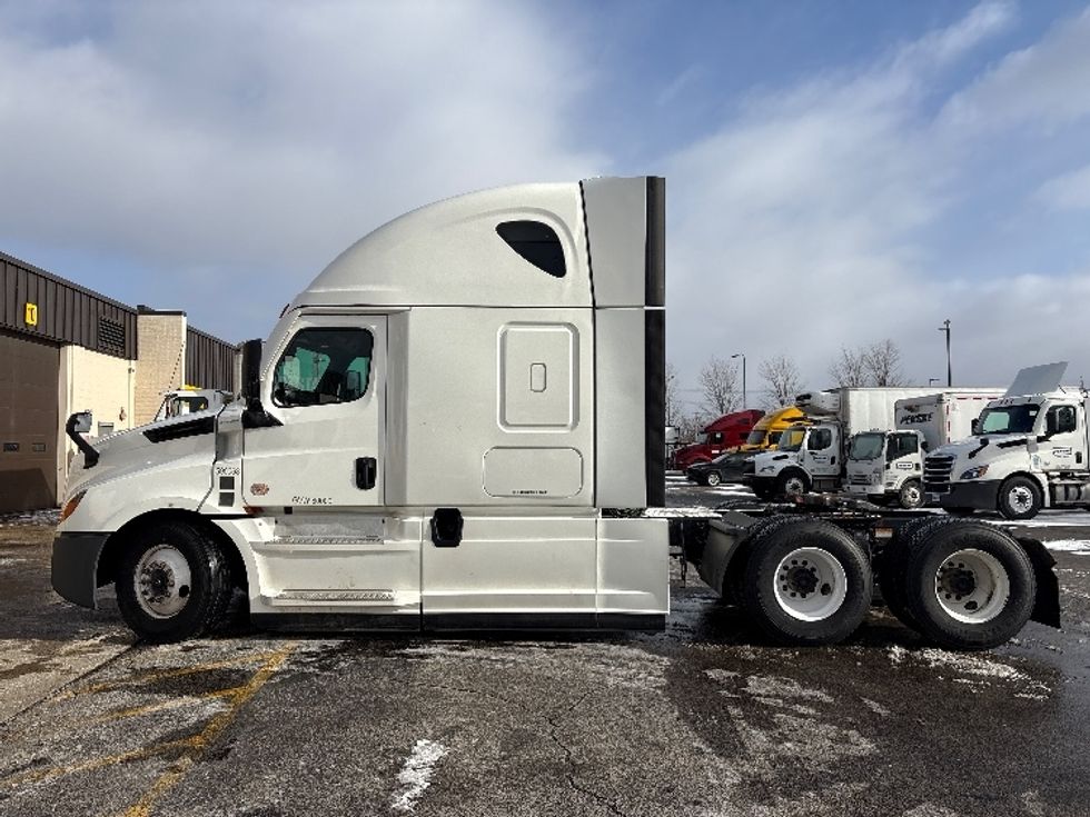 Sleeper Tractor-Heavy Duty Tractors-Freightliner-2023-T12664ST-Sturtevant-WI-588,359\n\t\tmiles-$ 62,500 - Image 4
