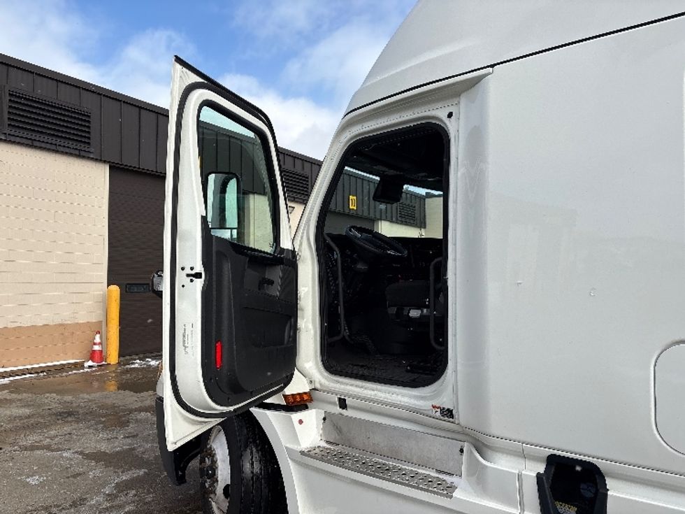 Sleeper Tractor-Heavy Duty Tractors-Freightliner-2023-T12664ST-Sturtevant-WI-588,359\n\t\tmiles-$ 62,500 - Image 9