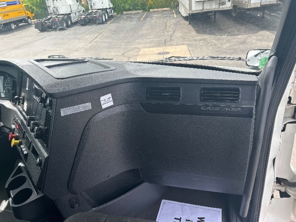 Sleeper Tractor-Heavy Duty Tractors-Freightliner-2023-T12664ST-Sturtevant-WI-605,016\n\t\tmiles-$ 64,500 - Image 14