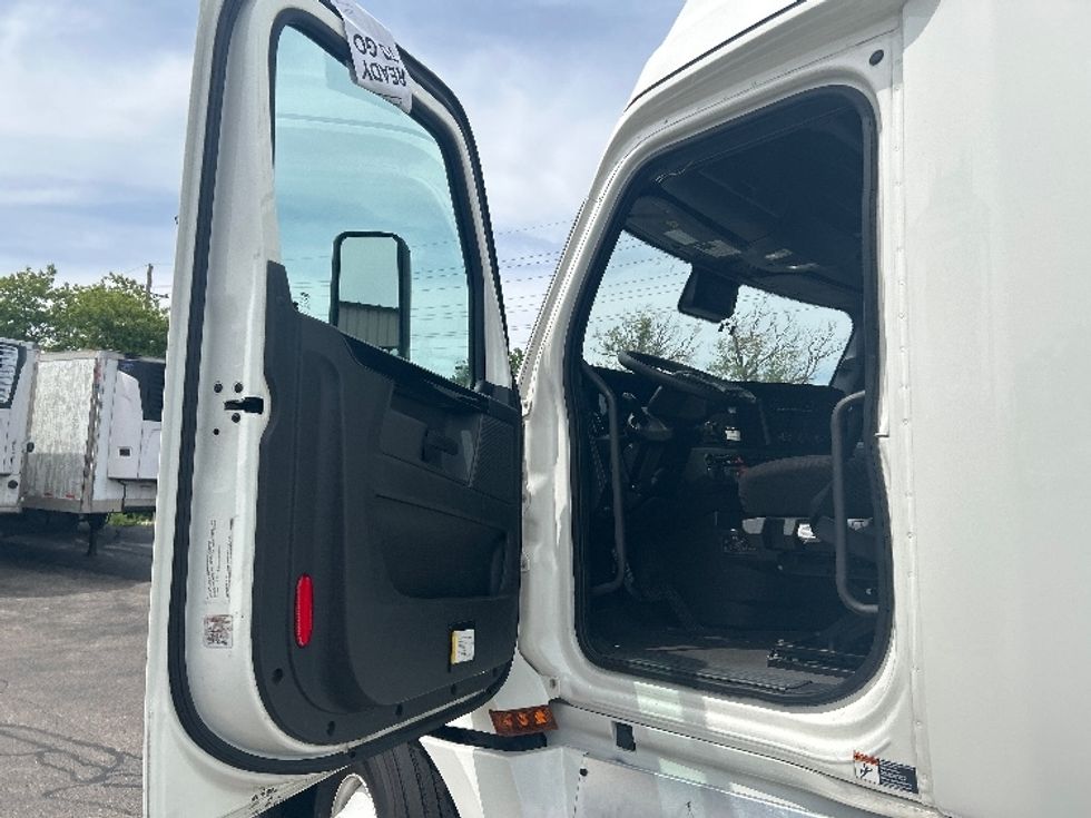 Sleeper Tractor-Heavy Duty Tractors-Freightliner-2023-T12664ST-Sturtevant-WI-605,016\n\t\tmiles-$ 64,500 - Image 9