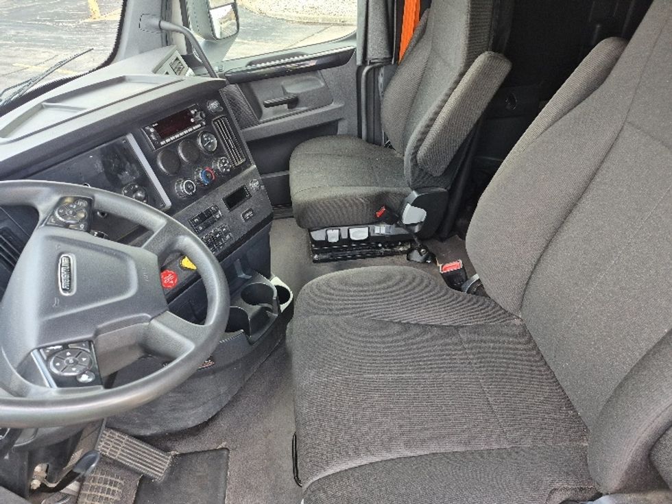 Sleeper Tractor-Heavy Duty Tractors-Freightliner-2023-T12664ST-Sturtevant-WI-629,383\n\t\tmiles-$ 54,250 - Image 10