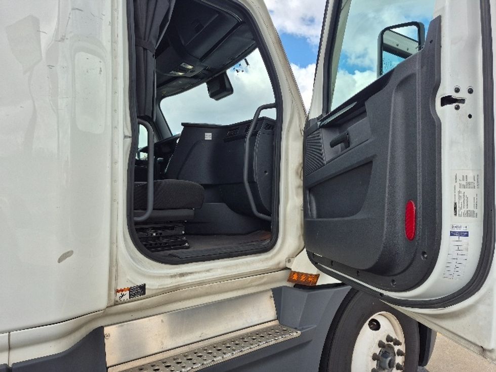 Sleeper Tractor-Heavy Duty Tractors-Freightliner-2023-T12664ST-Sturtevant-WI-629,383\n\t\tmiles-$ 54,250 - Image 13