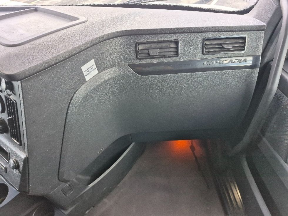 Sleeper Tractor-Heavy Duty Tractors-Freightliner-2023-T12664ST-Sturtevant-WI-629,383\n\t\tmiles-$ 54,250 - Image 14