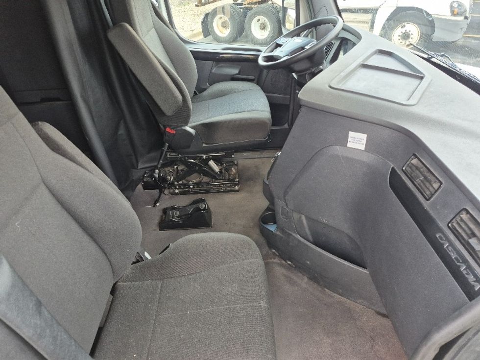 Sleeper Tractor-Heavy Duty Tractors-Freightliner-2023-T12664ST-Sturtevant-WI-629,383\n\t\tmiles-$ 54,250 - Image 15