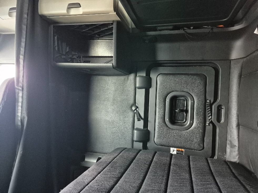 Sleeper Tractor-Heavy Duty Tractors-Freightliner-2023-T12664ST-Sturtevant-WI-629,383\n\t\tmiles-$ 54,250 - Image 19