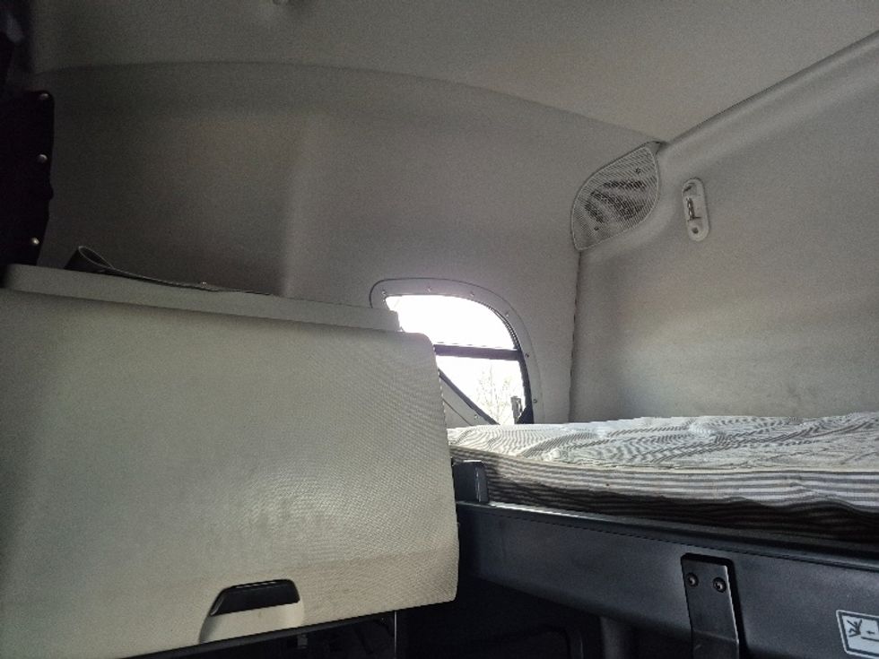 Sleeper Tractor-Heavy Duty Tractors-Freightliner-2023-T12664ST-Sturtevant-WI-629,383\n\t\tmiles-$ 54,250 - Image 24